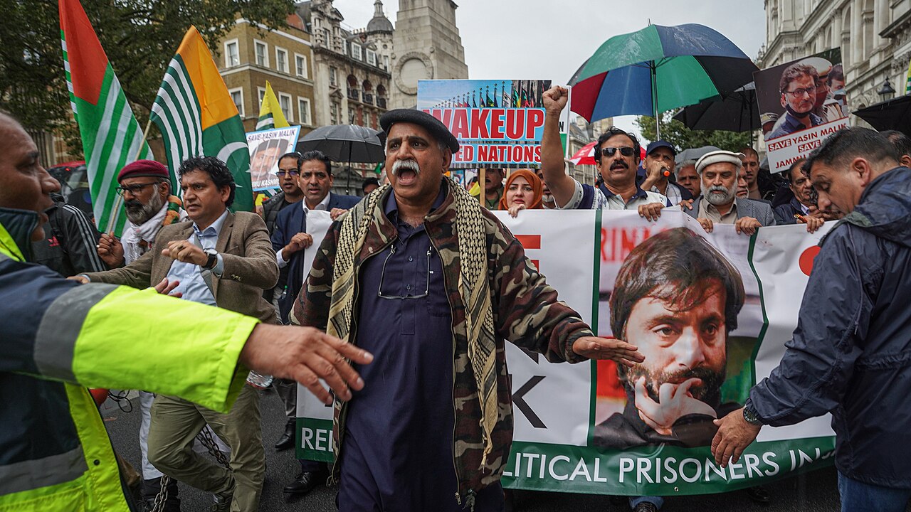 Memahami dan Menyusun Surat Undangan Resmi ke Instansi Desa dan Kecamatan